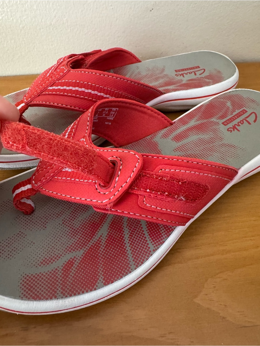 Clarks Coral Colored Thong Sandals - Size 7 - Picture 5 of 9